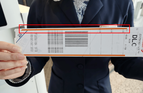 东航那根行李条拍了拍你