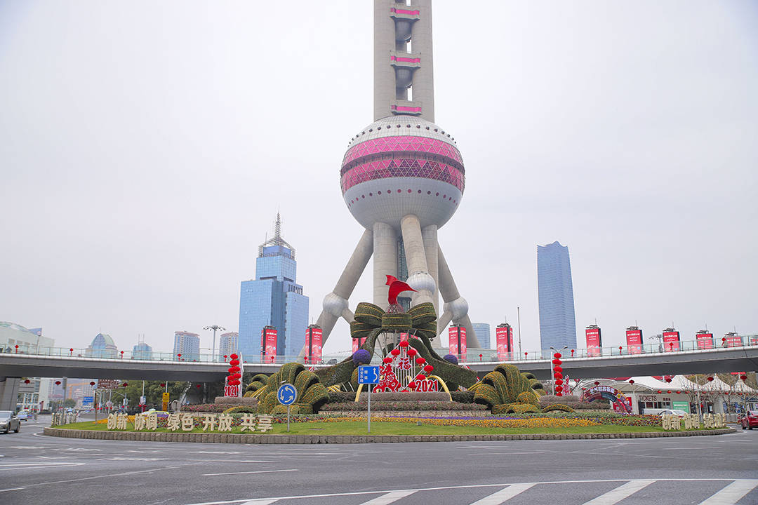 春节将至上海街头绿地已“换新装”，公园实施错峰、限量入园