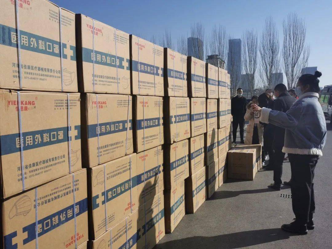 银川市为骨干商贸流通企业发放疫情防控物资!