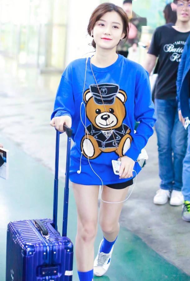 有种自信叫陈意涵穿"阿凡达袜",明明是男款,她却能穿出少女腿