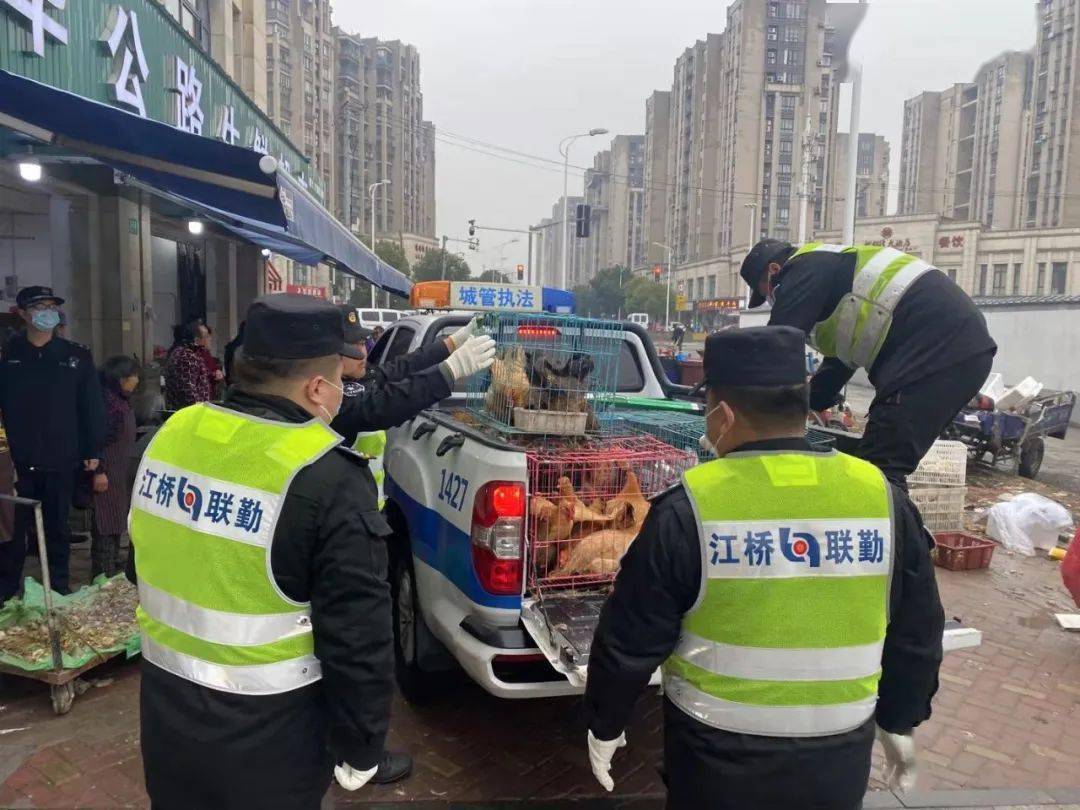 近期,江桥镇市场监督管理所,城管中队 成立联合执法工作组, 对辖区内