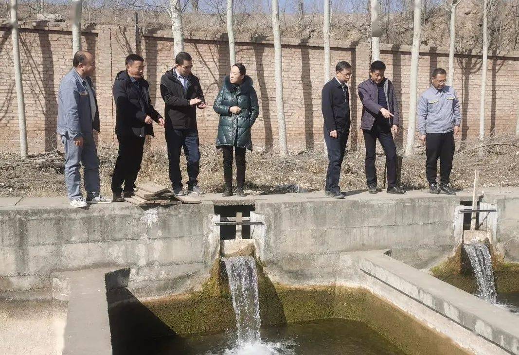 在三江水电公司,程国勋同志深入康扬,黄丰,大河家水电站生产现场,详细