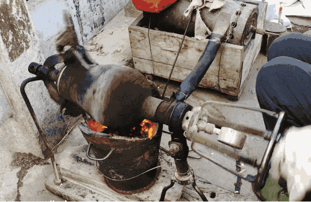 "嘭"的一声巨响,正在村晒场上作业的老式手摇爆米花机发生爆炸