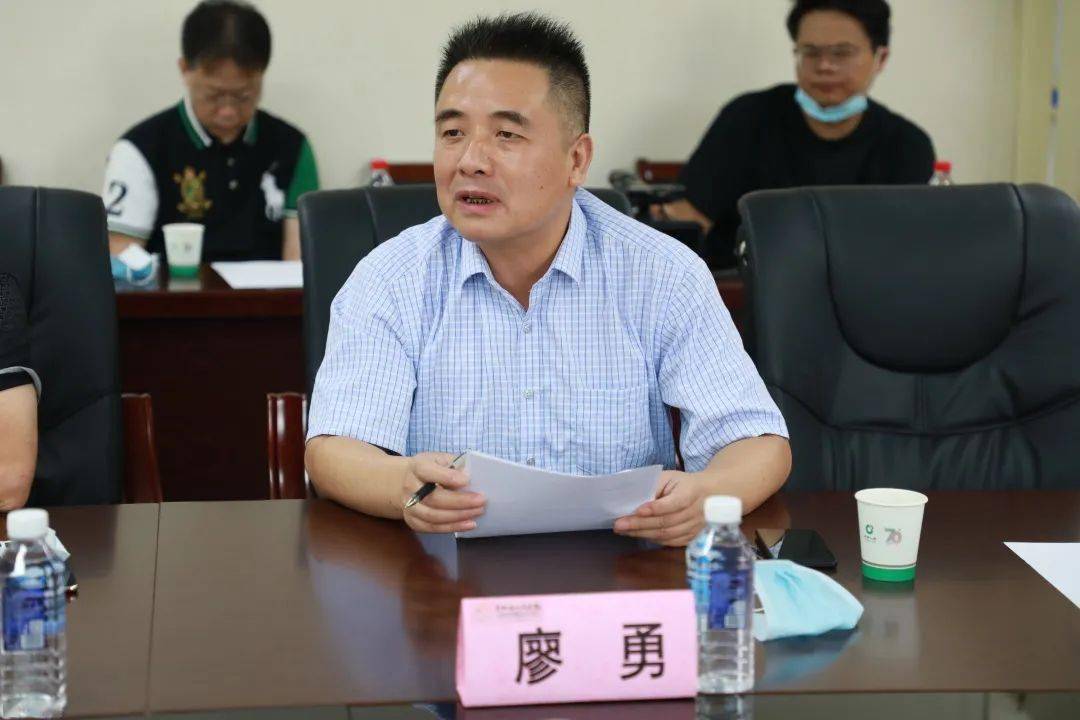 一年来, 多少个夜晚,全医人的办公室灯火通明;多少个假日,全医人放弃