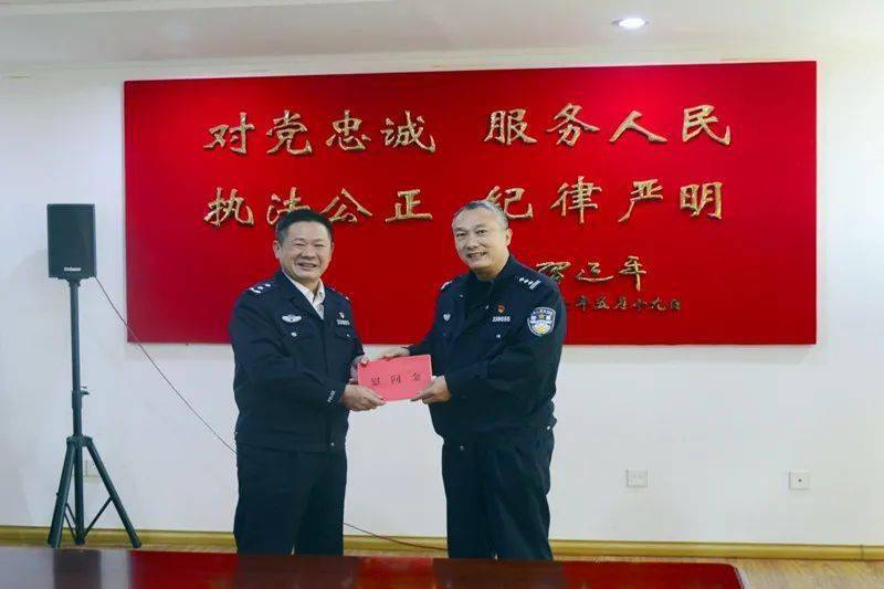 图为云大新副总站长慰问洋浦边检站优秀民警代表李云辉图为李家欣副总