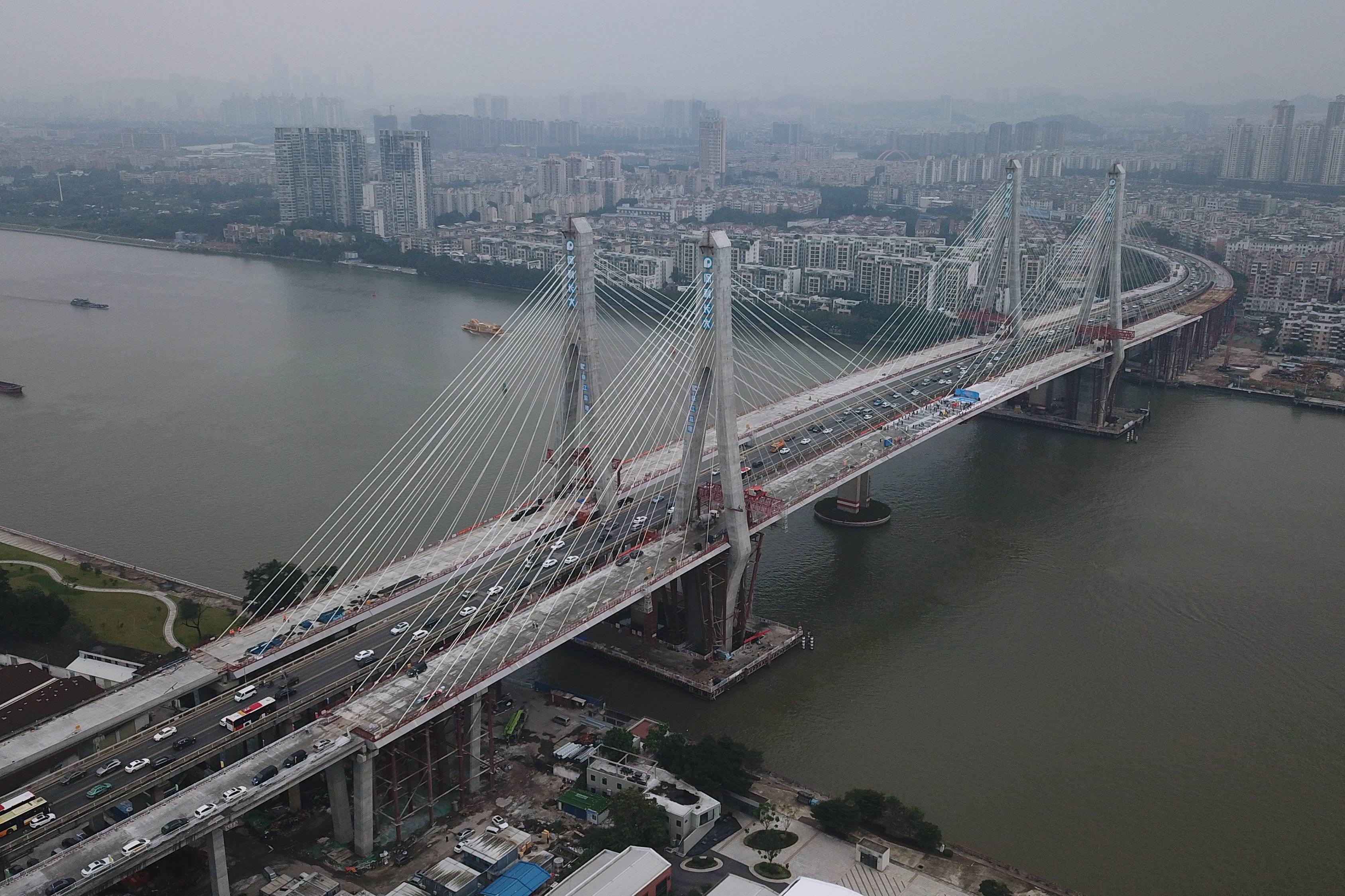 2020年10月30日,洛溪大桥拓宽工程全线顺利贯通