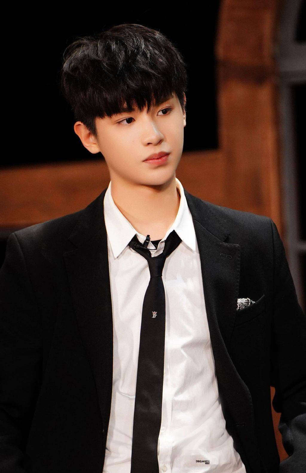 黑发西装黄明昊是故意来帅晕nana的吧!