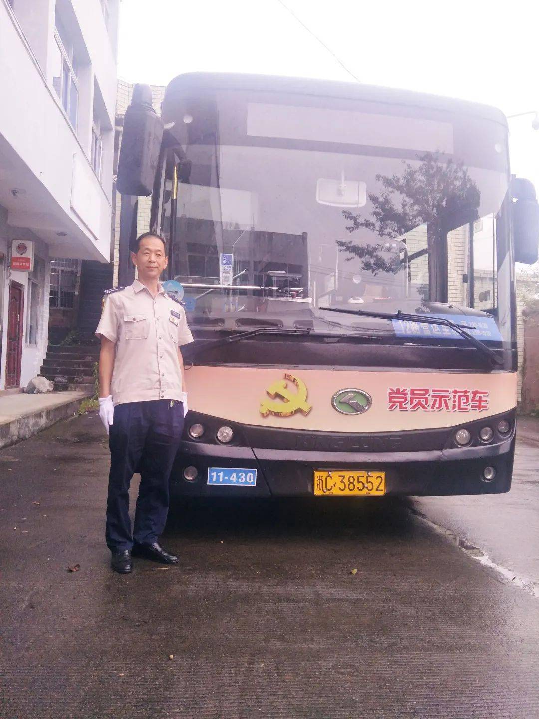 牟尊庆驾驶12路公交有4年之久,因最早一班车是早上4点50从泽雅镇北