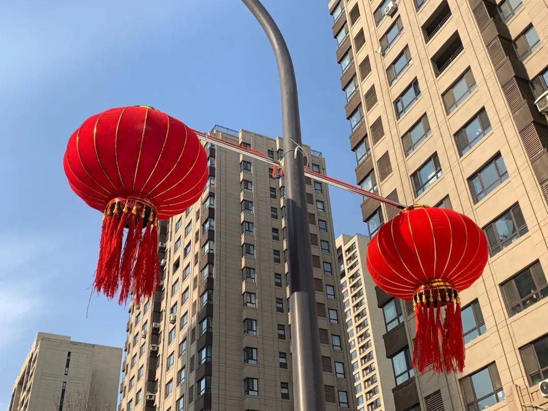 年在一起暖暖和院彩灯挂红红火火过大年
