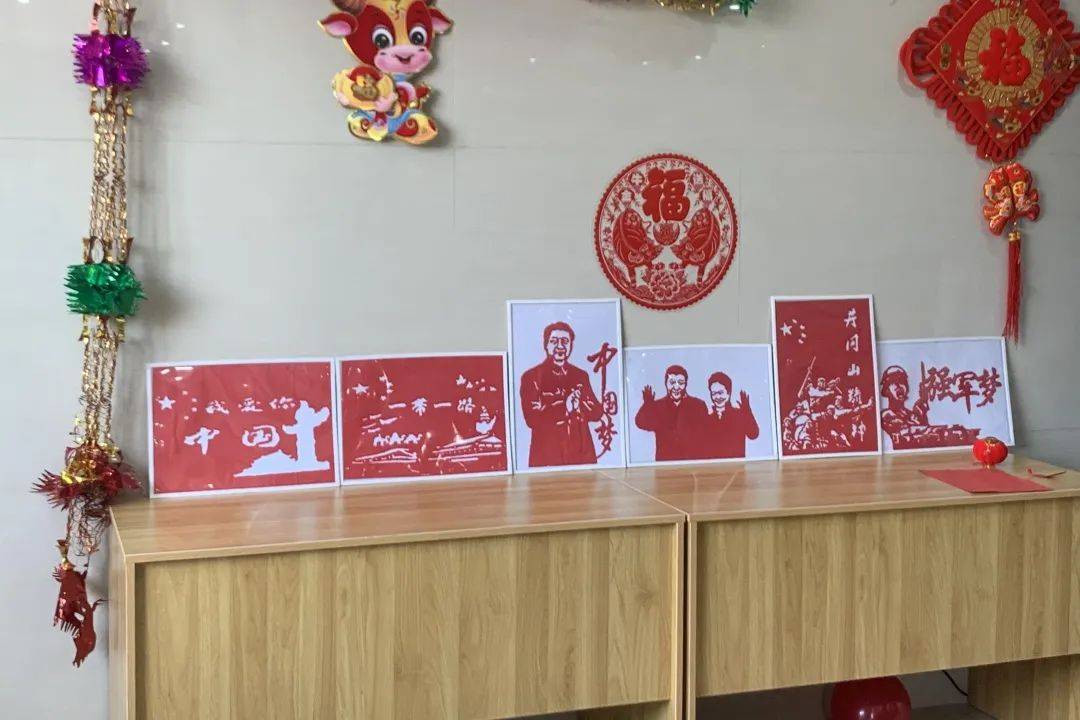 次徐州消防有幸邀请到徐州市非物质文化遗产撕纸项目传承人翟天麟女士