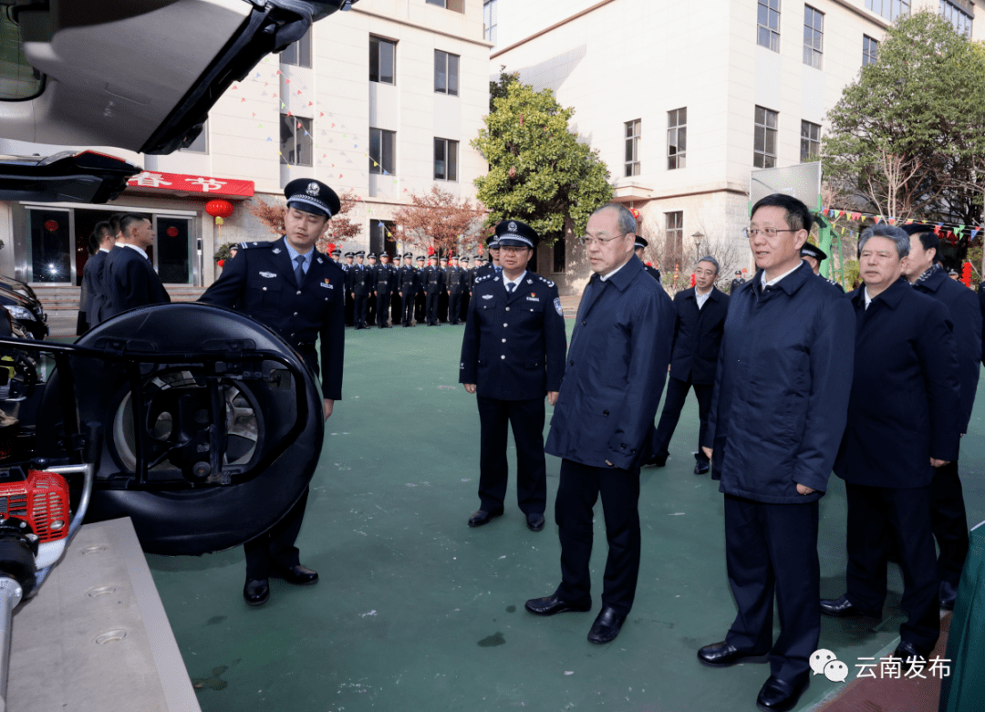 阮成发,王予波首先来到省公安厅特勤局应急机动支队,看望慰问值班值守