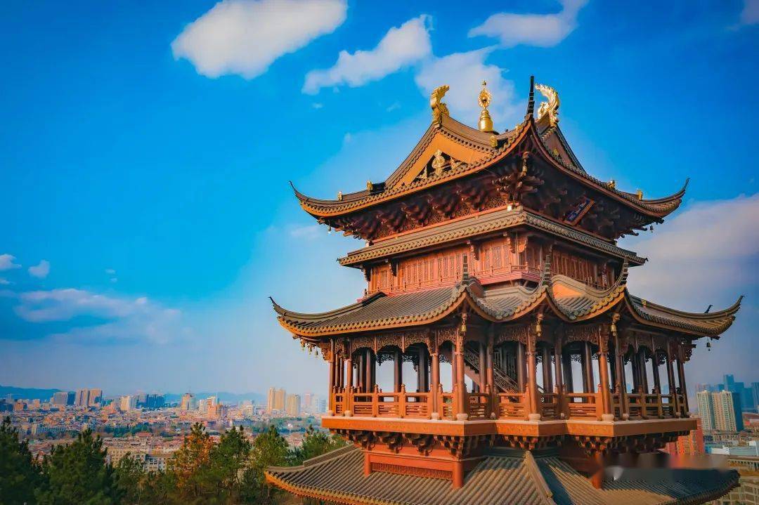 鸡鸣山上的鸡鸣阁更是一座具有标志性的景观建筑