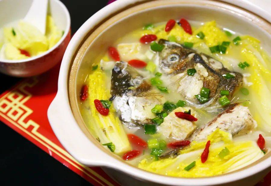 4.当冻豆腐煮透时下娃娃菜,最后撒点枸杞装饰.