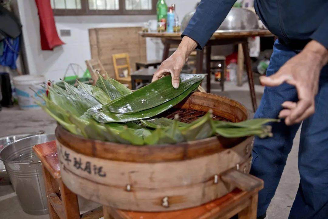 蒸出的糖糕棕红色,甜而不腻,绵密香浓.
