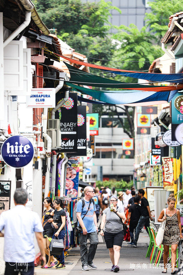 繁华的新加坡城市中心，一处五彩街道成了网红地标，吸引游人瞩目