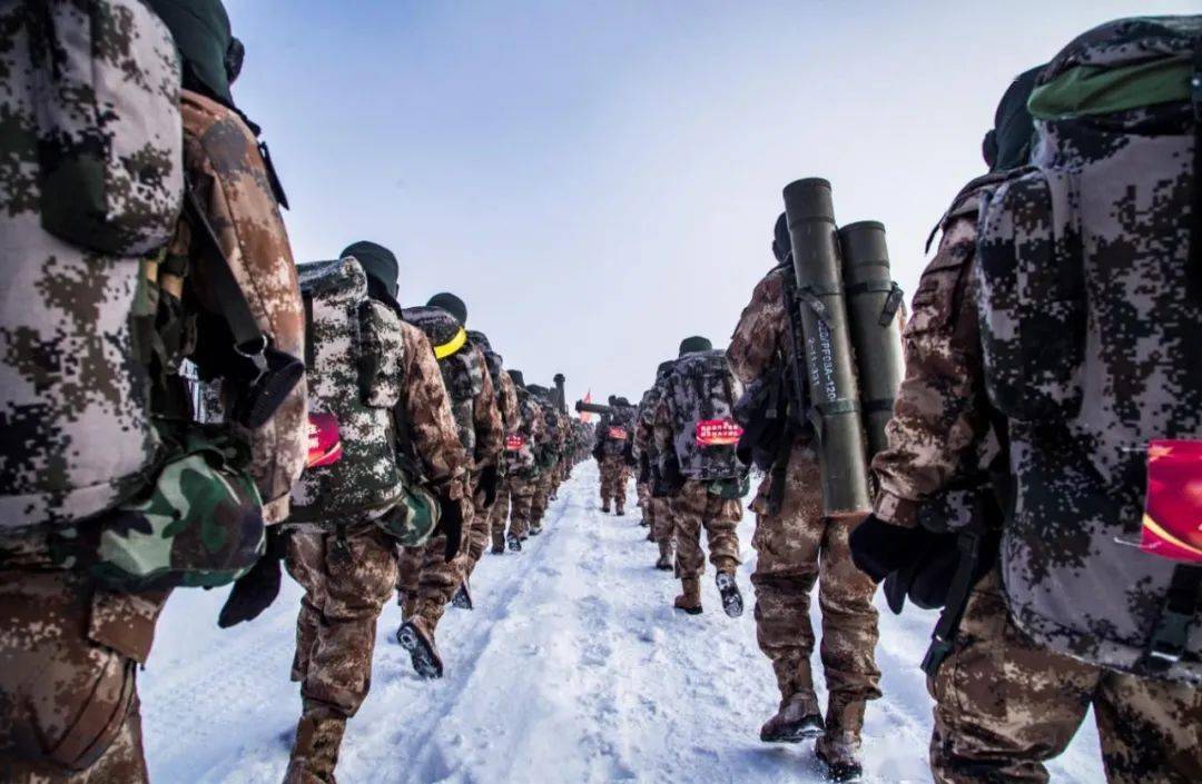 已开学大学生风雪中拉练高校焰火表演迎新春