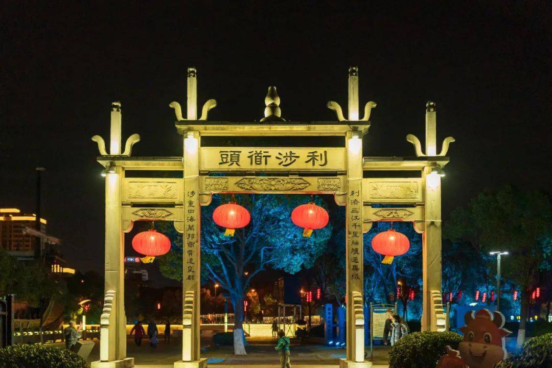镇海沿江路的年味渐浓如梦似幻的灯光秀降临万斛神舟