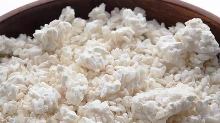 米曲做法:将大米蒸熟,撒入米曲霉发酵后制成米曲是