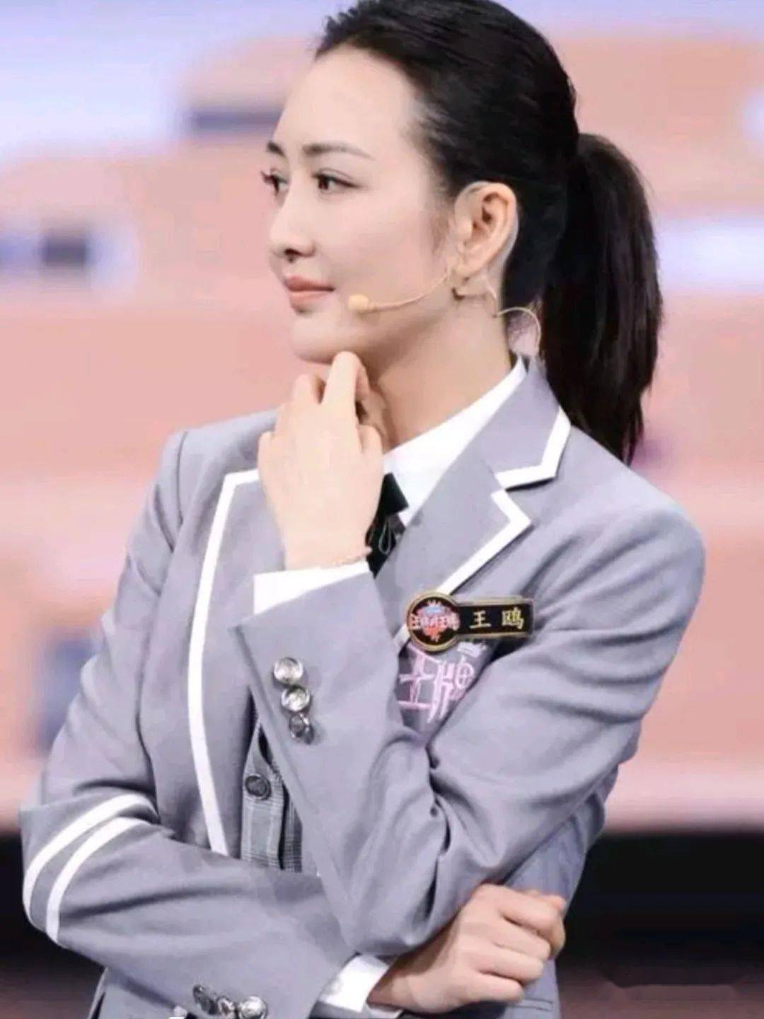 王鸥早年下颚骨突出下巴较短后来打了瘦脸针和填充下巴?