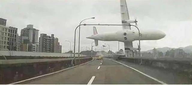 综合台湾媒体报道, 2012年复兴航空首次到高雄大规模招考空姐,黄敬雅