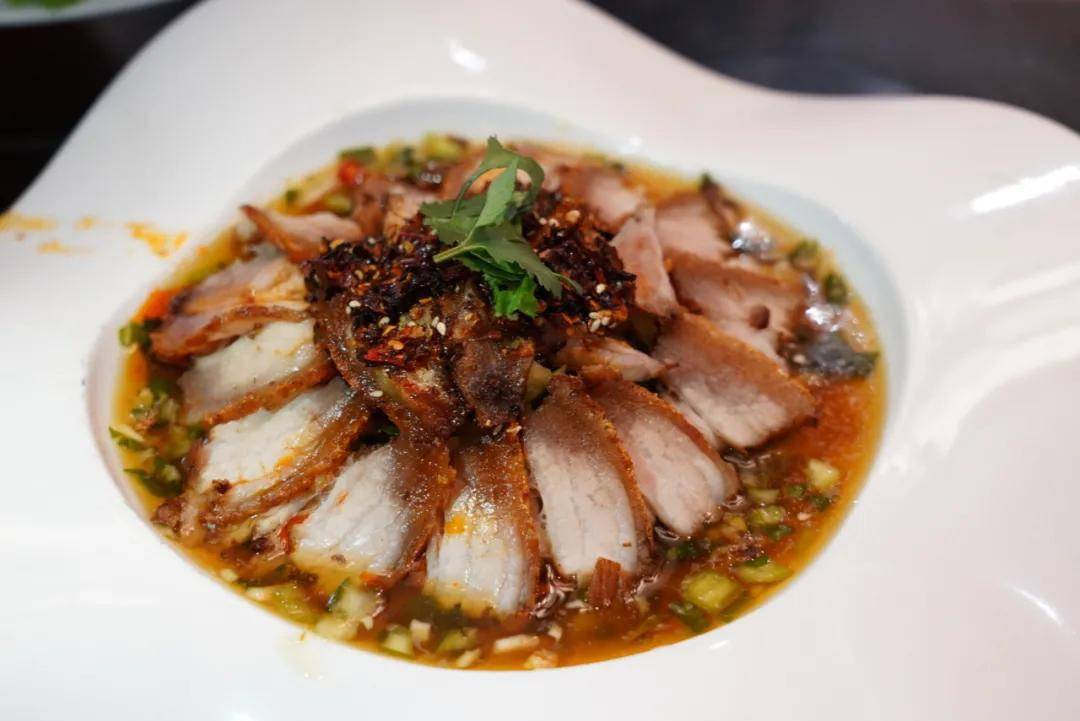 水腌菜大烧 年夜饭大鱼大肉多了总是有些腻味,腾冲人就会加上酸辣可口