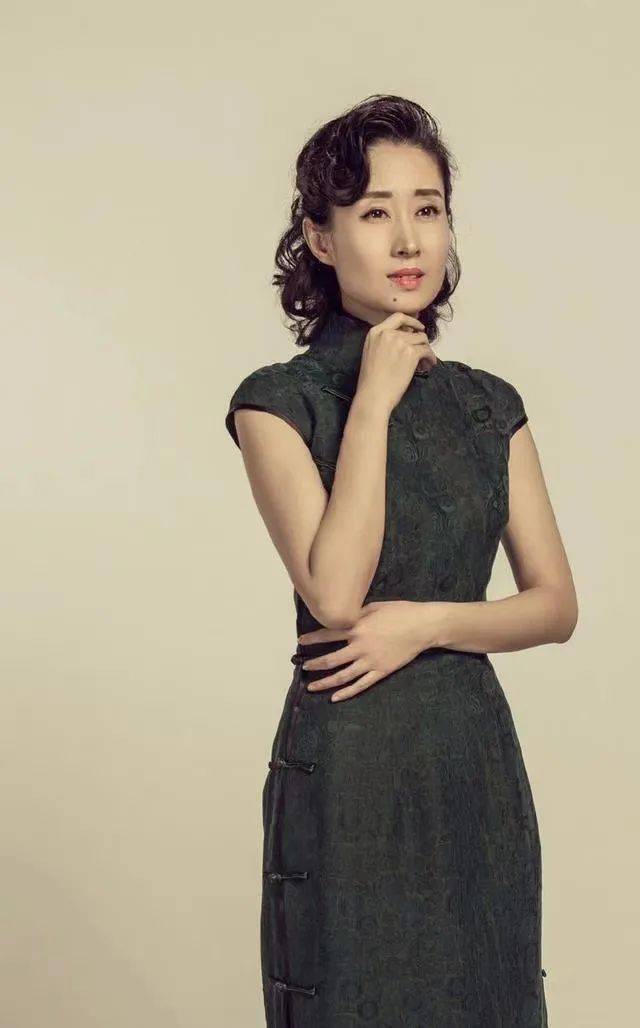 45岁刘敏涛中年叛逆,穿旗袍风韵犹存,实力惊人!