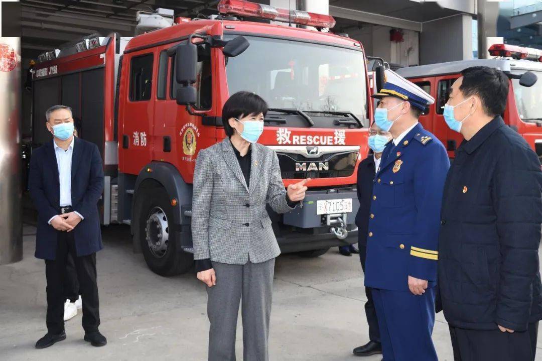 侯红市长春节前夕亲切看望慰问郑州消防指战员