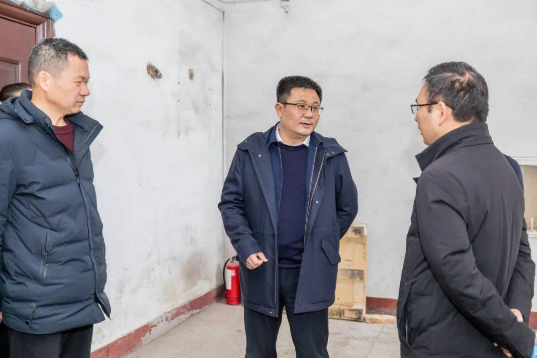 在县疫情防控指挥部,张书基仔细询问了春节期间疫情防控人员值班情况