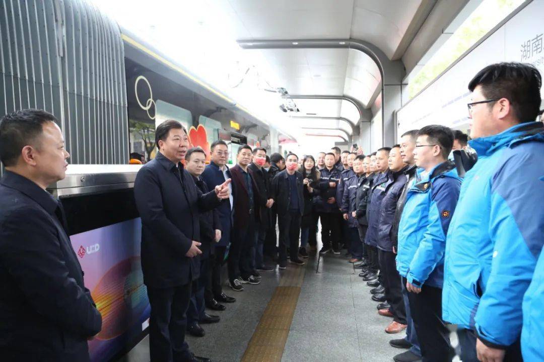 毛腾飞看望慰问智轨一线工作者