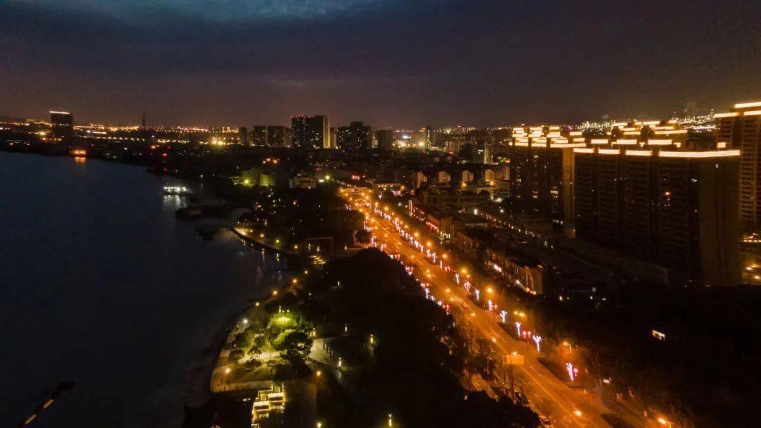 镇海沿江路的年味渐浓如梦似幻的灯光秀降临万斛神舟