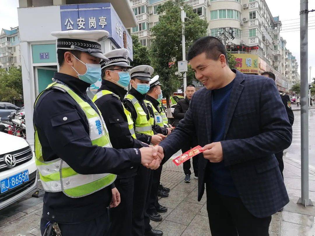 县领导慰问一线城市管理工作人员