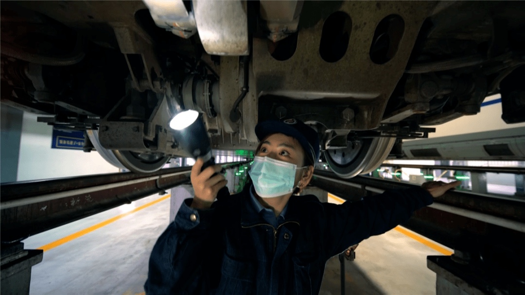 女随车机械师高铁上绽放的铿锵玫瑰