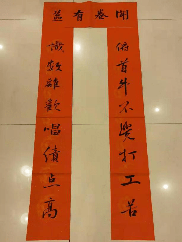 春联内容:俯首牛不觉打工累,识数鸡欢唱绩点高.