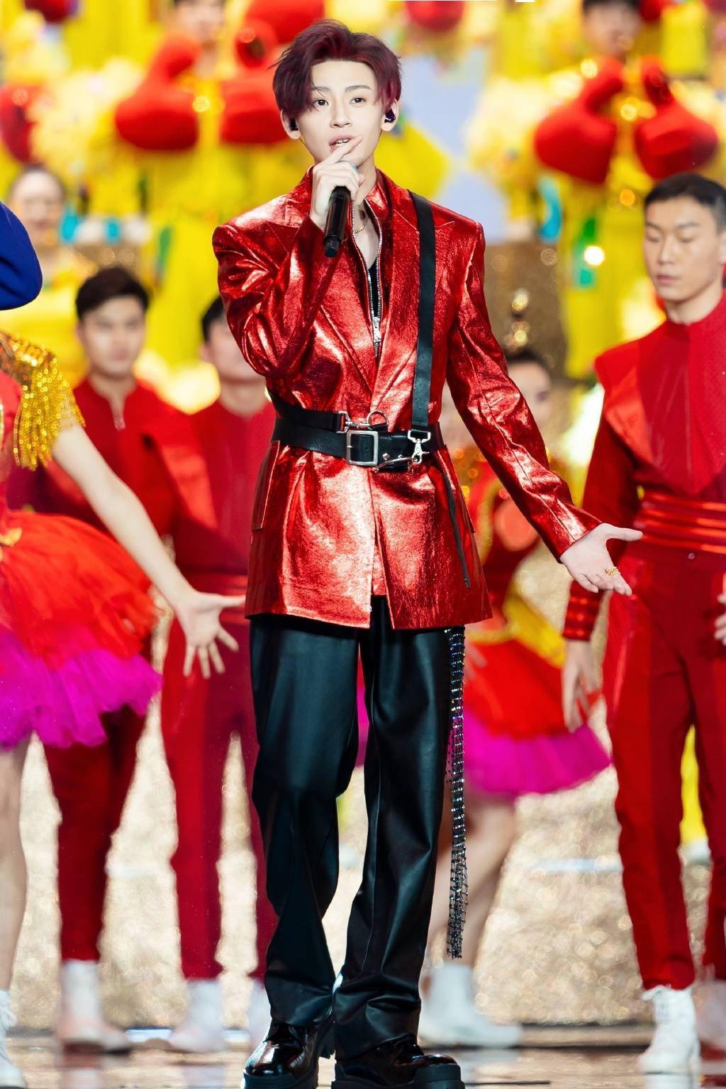 王琳凯北京台春晚造型大片亮相 一红一蓝真有水仙盛宴内味了