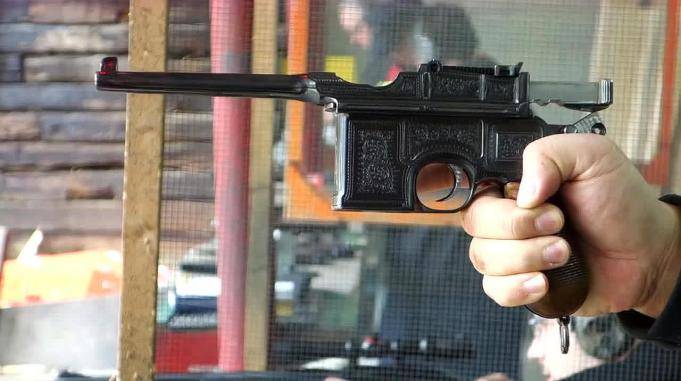 在中国被称为驳壳枪的毛瑟c96全自动手枪弹夹供弹射击测试