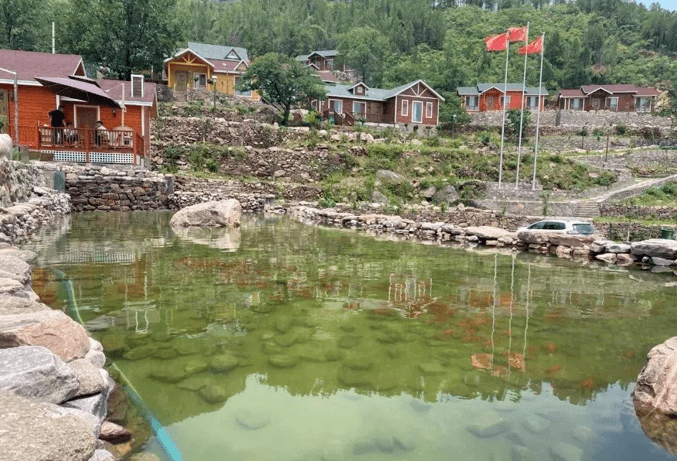三湖小镇依山而建,白天您可以沿着山脚下的小水渠散步,或者静坐院内