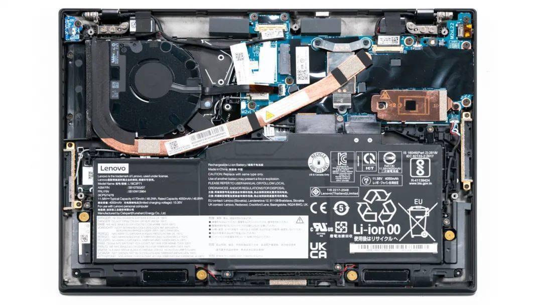 上图是的拆机实拍图,单风扇单热管的组合,热管从机身中部延伸至侧边