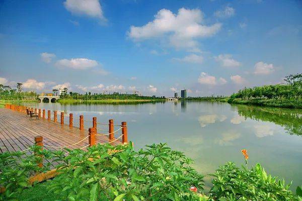 千灯湖公园千灯湖公园位于佛山南海桂城,湖面约132亩,湖岸线约2.