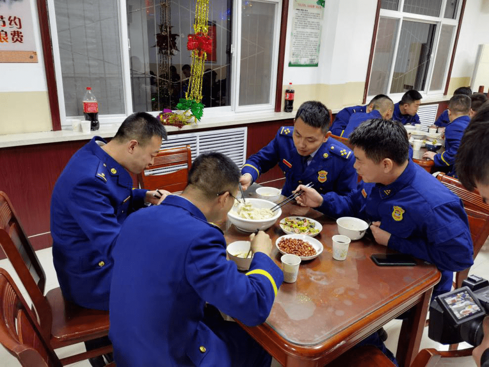 消防队吃饭照片图片