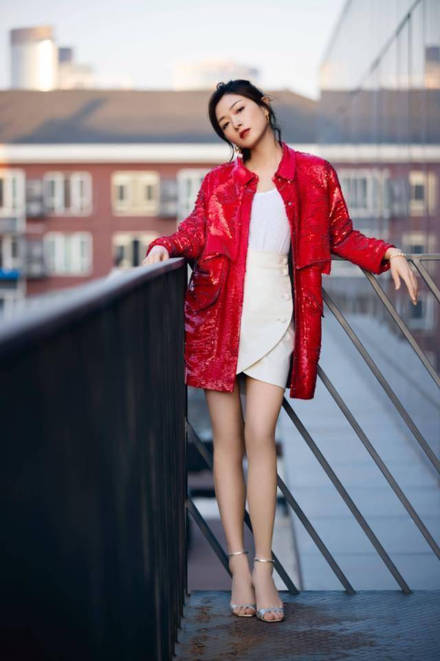 万茜首登春晚获赞节目后换上刺绣网纱短裙超养眼满屏的高级感