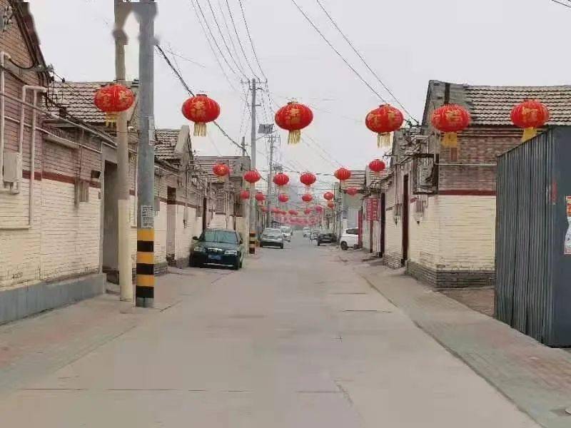 喜庆的对联,烫金的福字,火红的灯笼……大年初一的静海区子牙镇东子牙