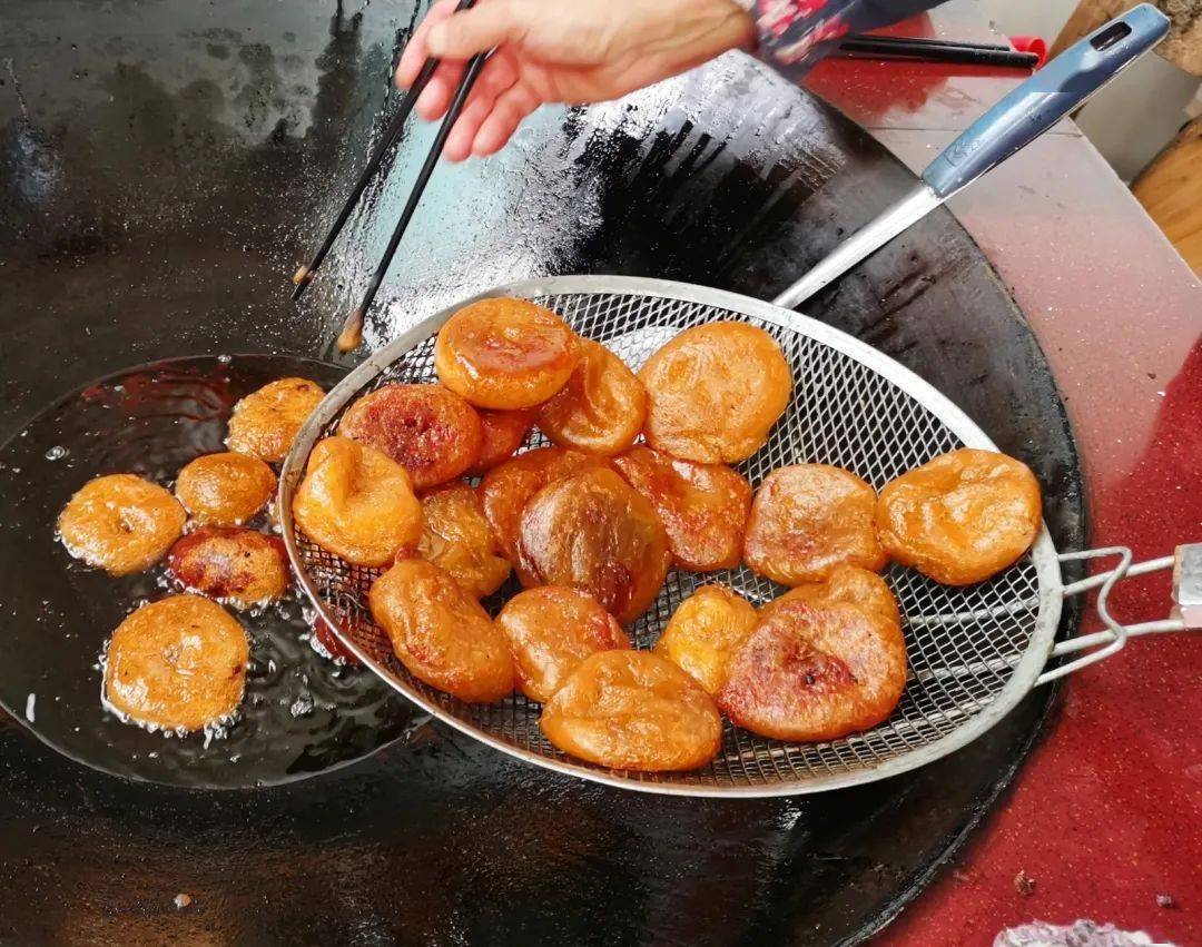 在我记忆中,要做煎果的那天,妈妈都会早早的起床准备.