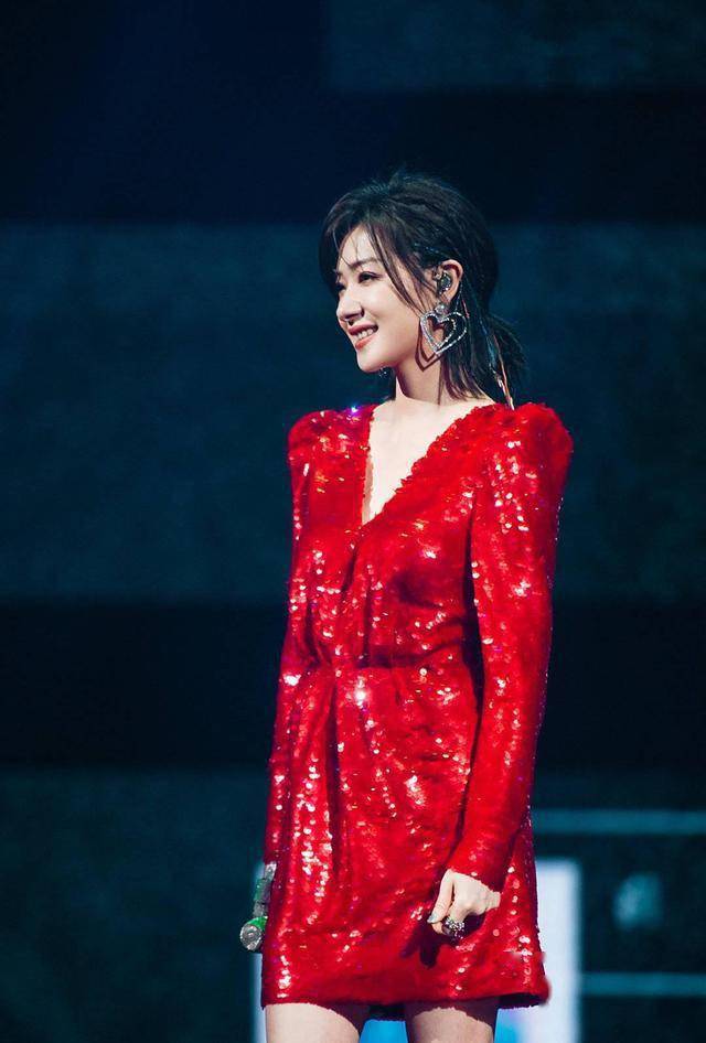 万茜首登春晚获赞节目后换上刺绣网纱短裙超养眼满屏的高级感