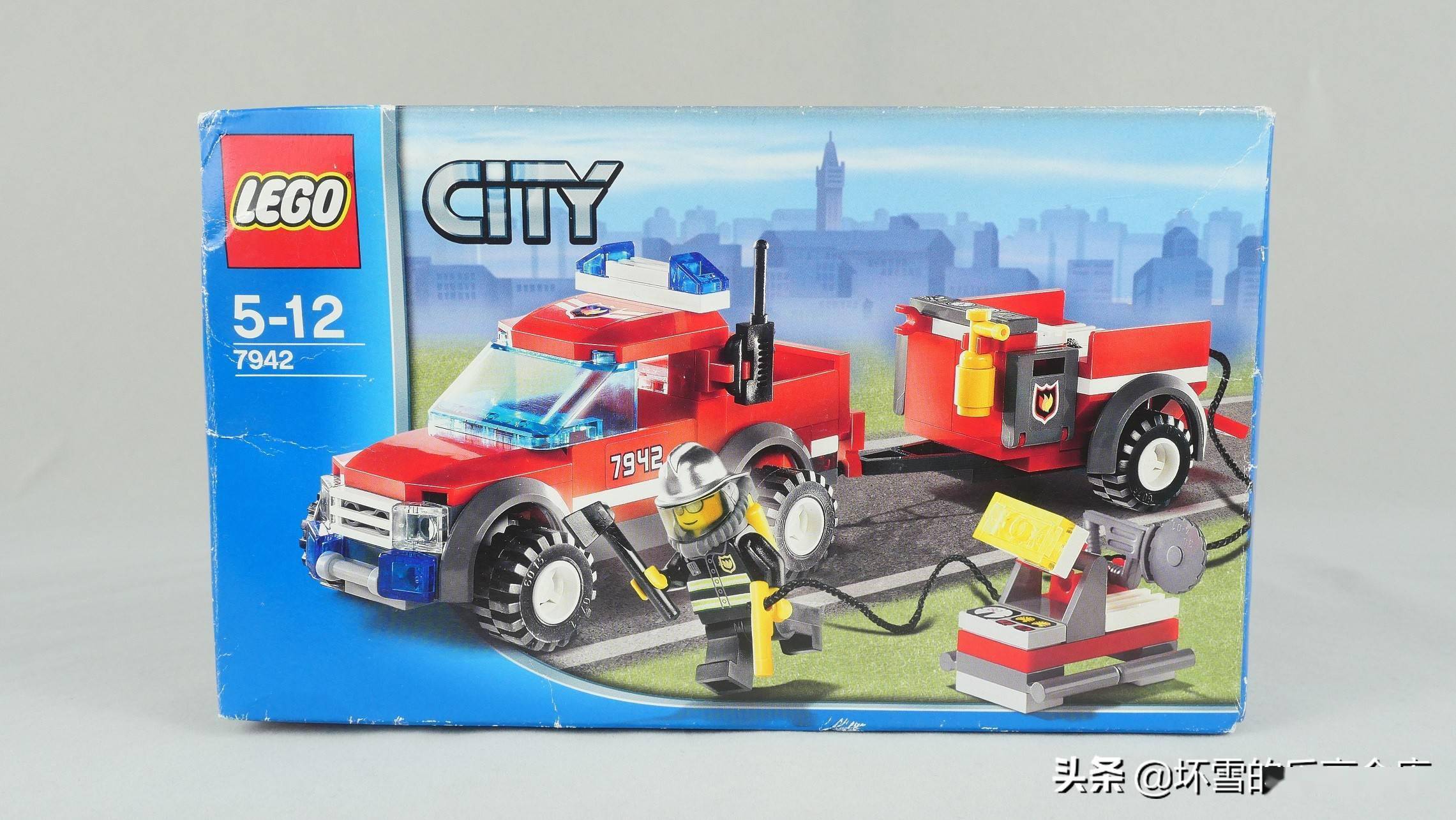 上周坏雪更新了两盒乐高city,分别是60283旅行房车和7942消防救援车.