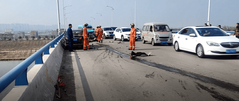 触目惊心颍河二桥多车相撞