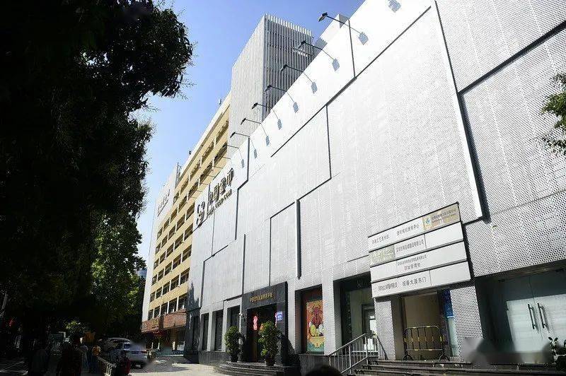 报春大厦(老特区报大楼).雕塑《孺子牛》.