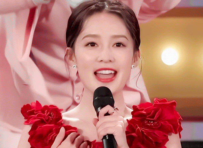 女明星春晚都穿红裙最美是热巴还是李沁