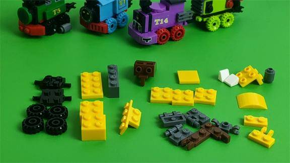 拆玩积木扭蛋组装托马斯小火车还能连接多节车厢