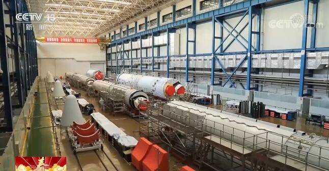 在天津的大火箭生产基地,新一代运载火箭的总装在春节期间也在紧张