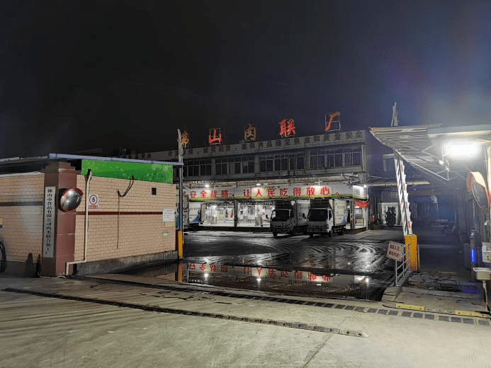 2月16日,大年初五凌晨三点,灯火通明的佛山肉联厂里,张润科在短暂歇息